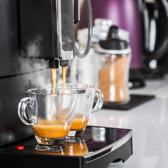 Kaffee läuft aus Vollautomat in eine Kaffeetasse