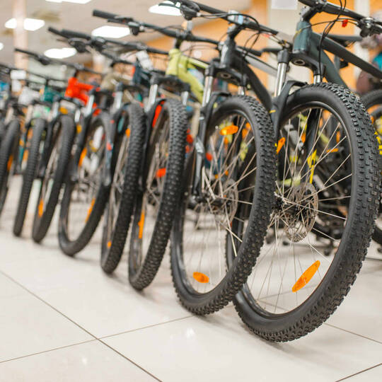 Mehrere Fahrräder stehen in einer Reihe im Supermarkt
