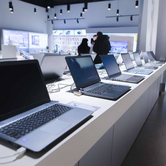 Mehrere Laptops in Geschäft nebeneinander