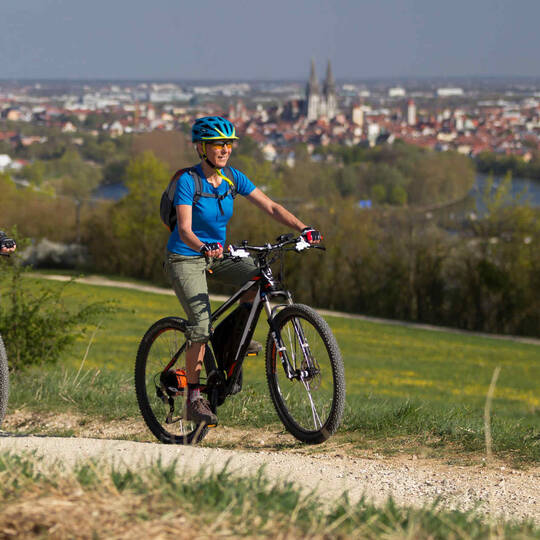 Mann und Frau fahren Fahrrad.