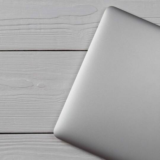 MacBook auf weiß gestrichenem Holz