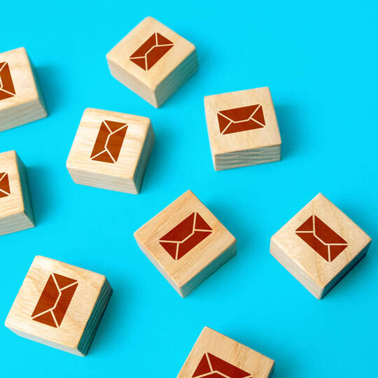 Holzblöcke mit E-Mail Zeichen drauf