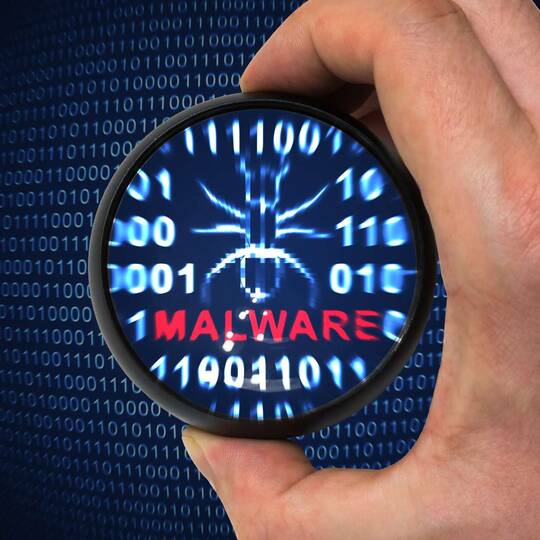 Lupe zeigt Malware im Code
