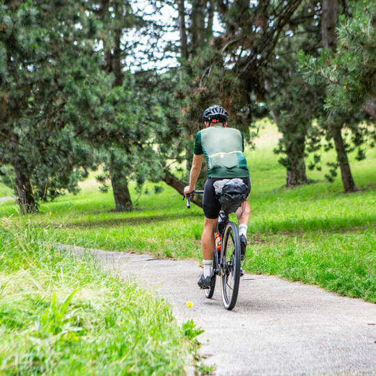 Person fährt im Wald von München Fahrrad
