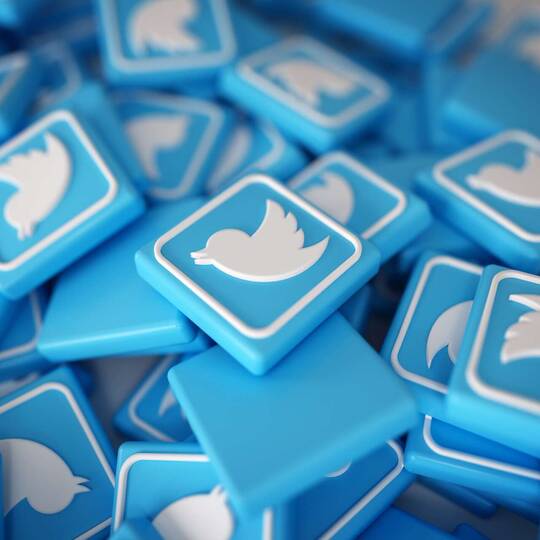 viele Twitter Logos liegen auf einem  Haufen