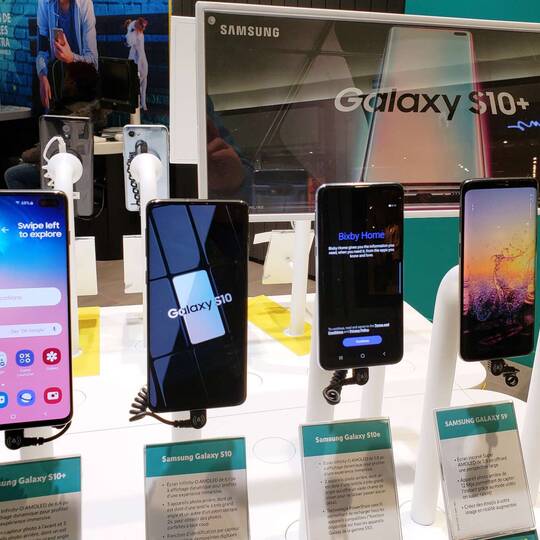 Verschiedene Galaxy S10 Modelle in einem Store