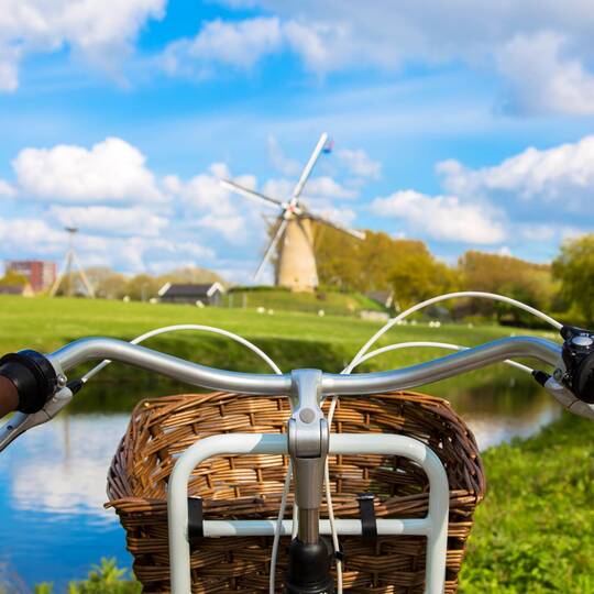 Fahrrad in den Niederladen mit Blick auf eine Windmühle
