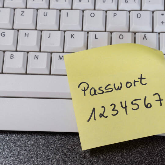 Post-It Zettel mit Passwort auf der Tastatur