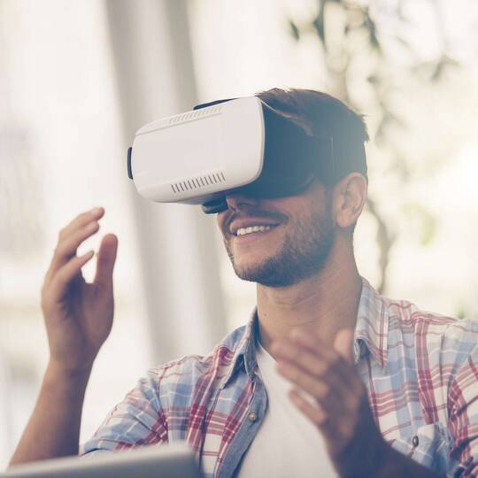 Mann trägt Virtual Reality-Brille