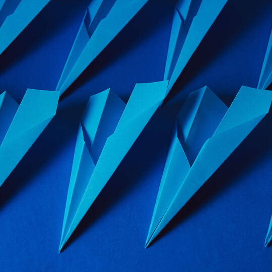 Blaue Papierflieger