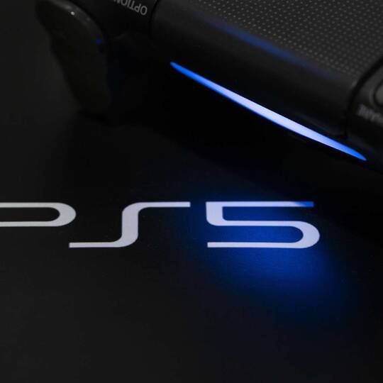 Das Logo der Playstation 5 auf schwarzem Hintergrund der Spielekonsole