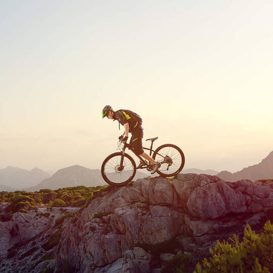 Mountainbiker fährt durch die Berge von Albanien