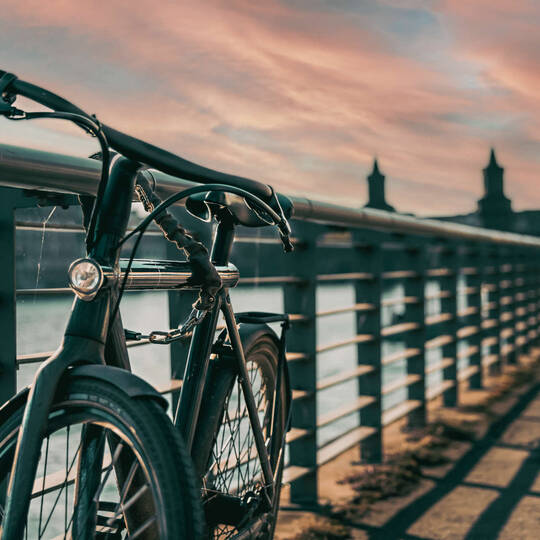 Angeschlossenes Fahrrad an Brücke