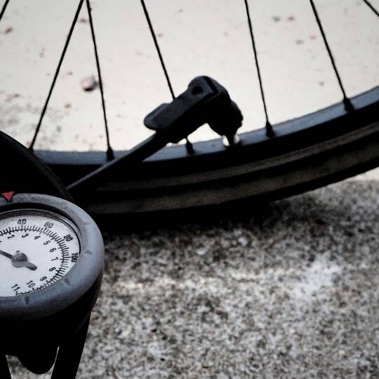 Der richtige Reifendruck am Fahrrad lässt sich mit einer Luftpumpe samt Manometer einstellen.