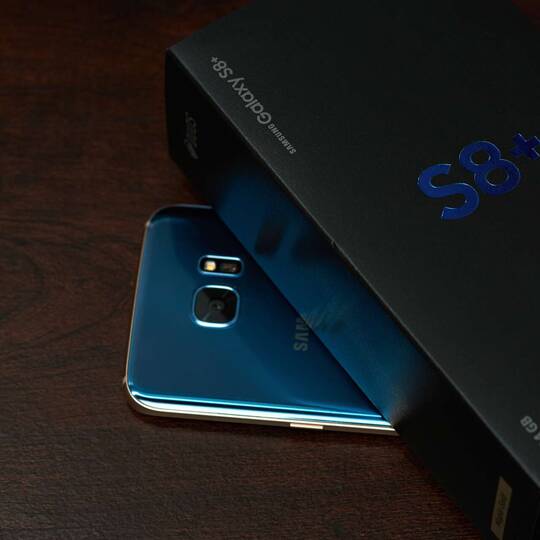 Samsung Galaxy S8 liegt unter seiner Verpackung