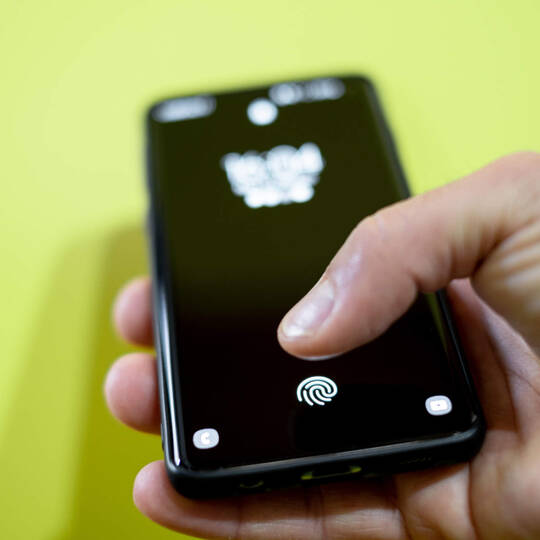 Smartphone wird mit Touch-ID entsperrt