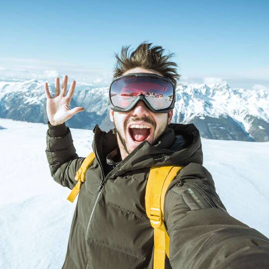 Mann macht Selfie beim Wintersport