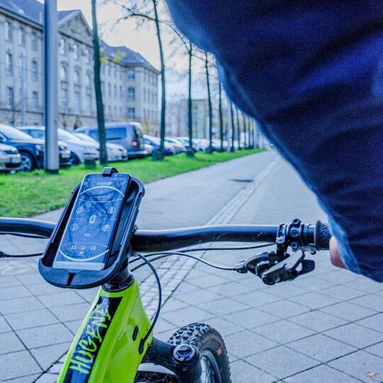 Fahrendes Fahrrad mit Smartphone in einer Halterung