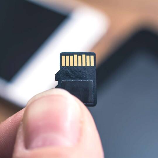 eine Micro-SD-Karte wird in der Hand gehalten