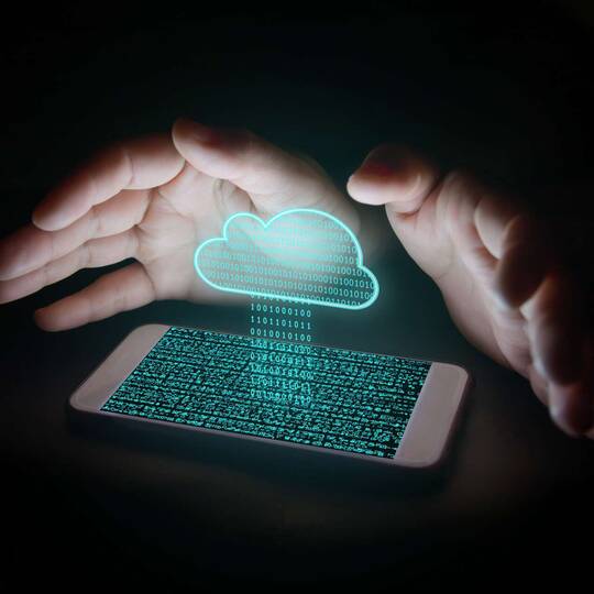 Illustration einer Wolke, mit binärem Code über einem Smartphone