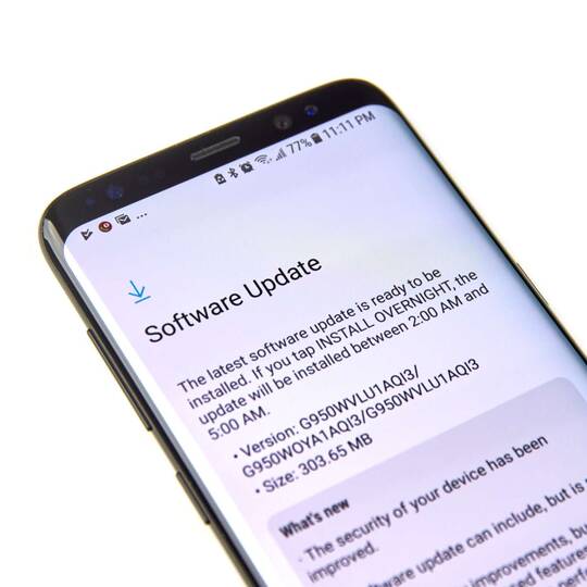 Ein Android Smartphone, der Bildschirm zeigt ein Software Update an.
