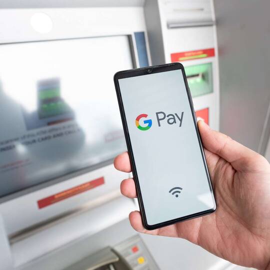 Person benutzt Google Pay
