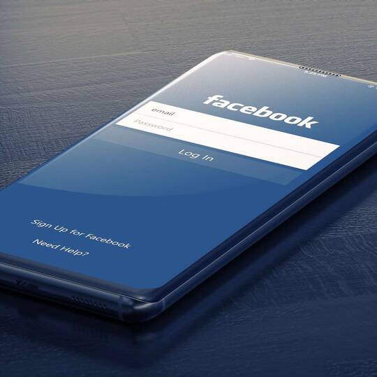 Smartphone mit geöffneter Facebook Anmeldung