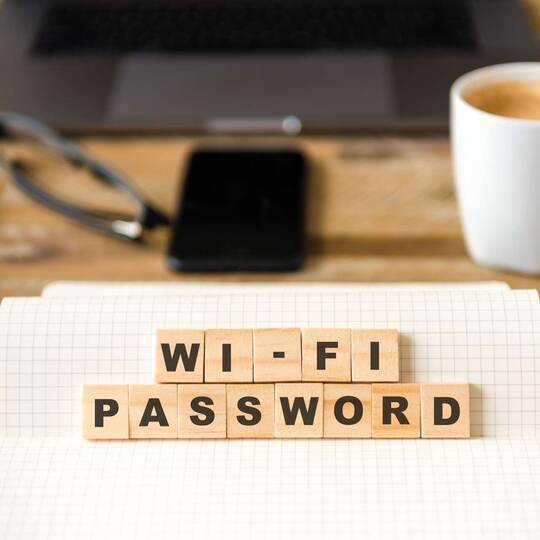 Arbeitsplatz mit "Wi-Fi Password" Schriftzug 