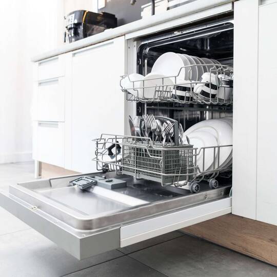 Geöffnete Spülmaschine mit sauberen Geschirr