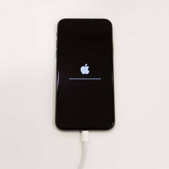 iPhone mit eingestecktem Lightning-Kabel führt ein Update aus