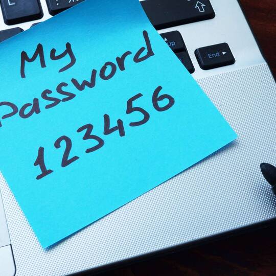 Post-it auf Laptop, auf welchem steht: "My Password 123456"