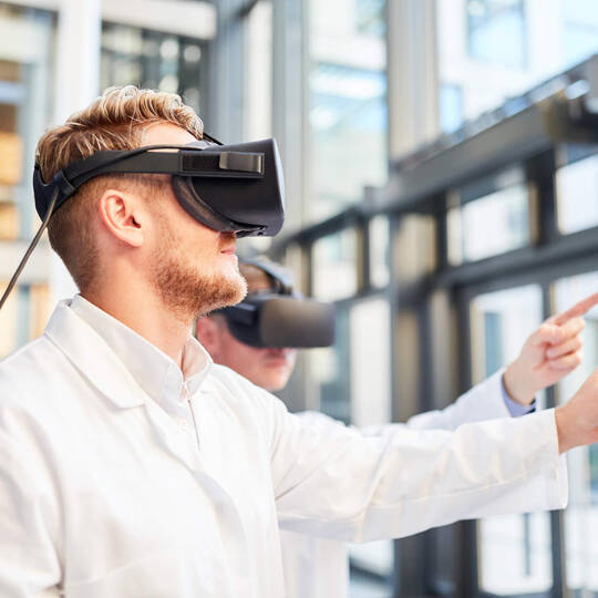 Mann benutzt VR-Brille