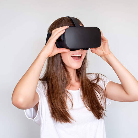 Frau freut sich mit VR-Brille