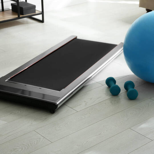 Walking Pad liegt neben Gymnastikball