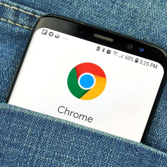 Handy mit Chrome auf dem Display in einer Hosentasche