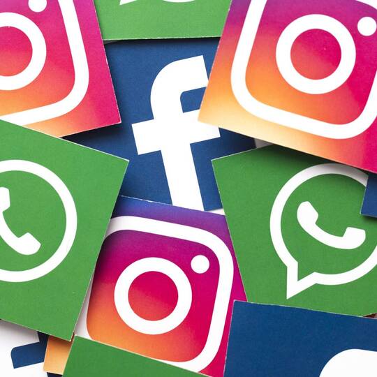Haufen von WhatsApp, Instagram und Facebook-Logos