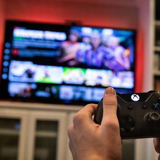 Xbox Controller wird genutzt, um auf Bildschirm ein Spiel zu spielen
