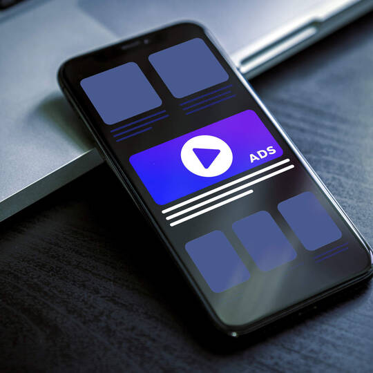 Handy zeigt Werbung an