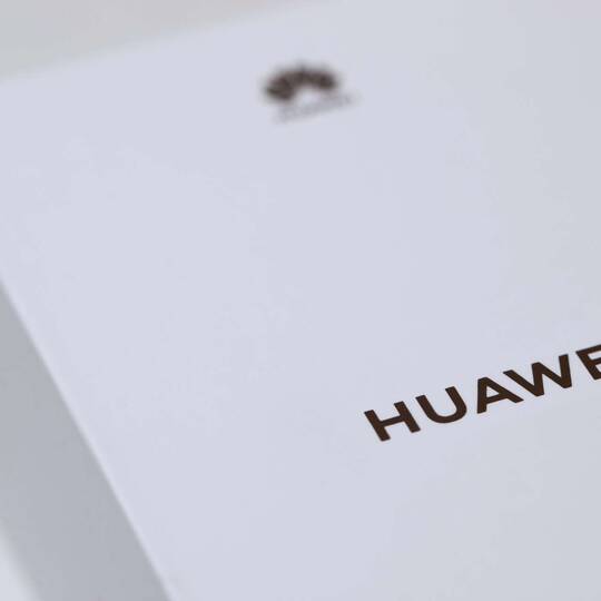"HUAWEI" steht auf einem Papier